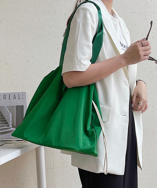 the case（ザケース）の「[THE CASE SELECT]Shining drawstring tote 巾着トートバッグ（ショルダーバッグ・レディース・ブラック/グリーン/ベージュ/マスタード・FREE）」の6枚目の写真