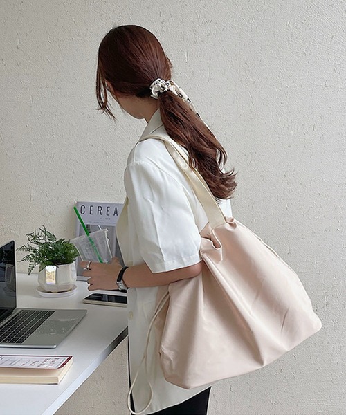 the case（ザケース）の「[THE CASE SELECT]Shining drawstring tote 巾着トートバッグ（ショルダーバッグ・レディース・ブラック/グリーン/ベージュ/マスタード・FREE）」の7枚目の写真