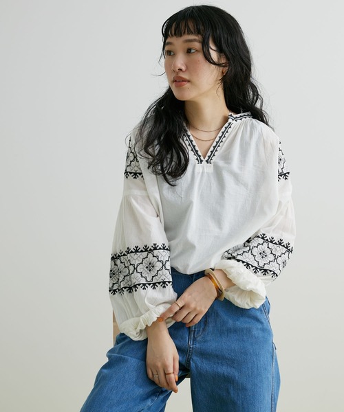 CRAFT STANDARD BOUTIQUE(クラフトスタンダードブティック)の「インドコットン 刺繍スリーブスキッパーブラウス ◆(シャツ/ブラウス・レディース・チャコールグレー/オフホワイト・FREE)」の2枚目の写真