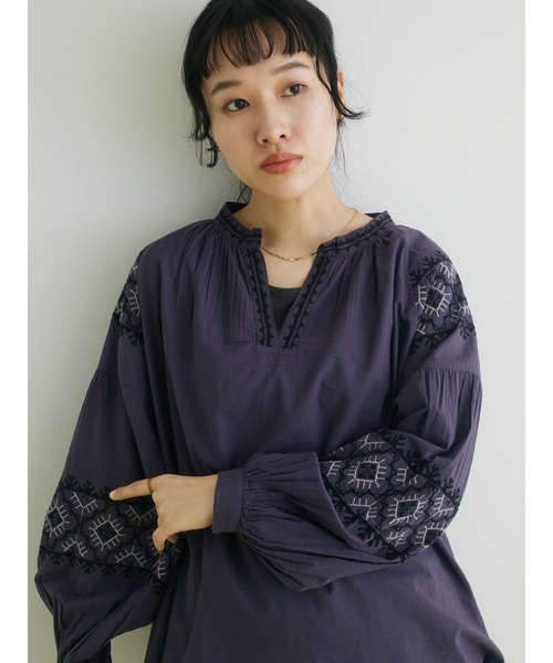 CRAFT STANDARD BOUTIQUE(クラフトスタンダードブティック)の「インドコットン 刺繍スリーブスキッパーブラウス ◆(シャツ/ブラウス・レディース・チャコールグレー/オフホワイト・FREE)」の6枚目の写真