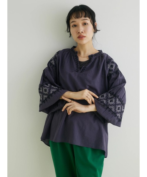 CRAFT STANDARD BOUTIQUE(クラフトスタンダードブティック)の「インドコットン 刺繍スリーブスキッパーブラウス ◆(シャツ/ブラウス・レディース・チャコールグレー/オフホワイト・FREE)」の4枚目の写真