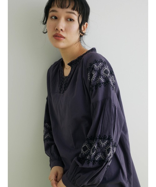 CRAFT STANDARD BOUTIQUE(クラフトスタンダードブティック)の「インドコットン 刺繍スリーブスキッパーブラウス ◆(シャツ/ブラウス・レディース・チャコールグレー/オフホワイト・FREE)」の5枚目の写真
