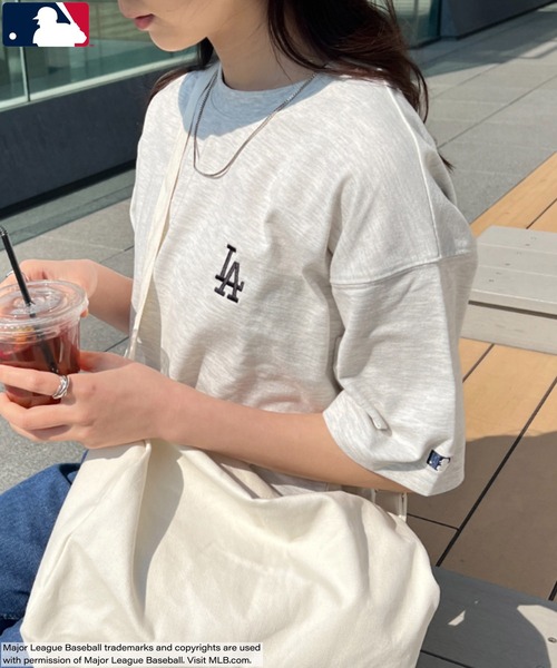 MLB（メジャーリーグベースボール）の「【WEB限定 別注】MLB チームロゴワンポイント刺繍 クルーネック 半袖Tシャツ（Tシャツ/カットソー・レディース・ブラック/ホワイト系その他2/グレー/ネイビー/ホワイト系その他/ホワイト系その他3・M/L/XL）」の6枚目の写真