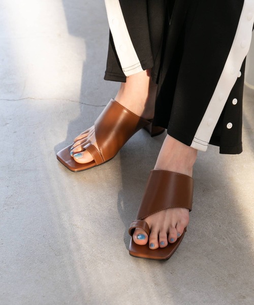 bohmal（ボマール）の「スクエアトゥセパレートトングサンダル（サンダル・レディース・ブラウン/ブラック・23.0cm/23.5cm/24.0cm/24.5cm）」の2枚目の写真