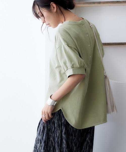 nissen(ニッセン)の「綿100%バスク後ろボタントップス(2023改良Ver.)(Tシャツ/カットソー・レディース・ブラック/グレイッシュベージュ/グレイッシュブルー/オフホワイト/ライトカーキ/ラベンダー・S~M/L~LL)」の4枚目の写真