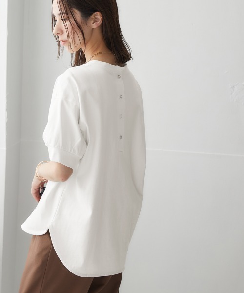 nissen(ニッセン)の「綿100%バスク後ろボタントップス(2023改良Ver.)(Tシャツ/カットソー・レディース・ブラック/グレイッシュベージュ/グレイッシュブルー/オフホワイト/ライトカーキ/ラベンダー・S~M/L~LL)」の2枚目の写真