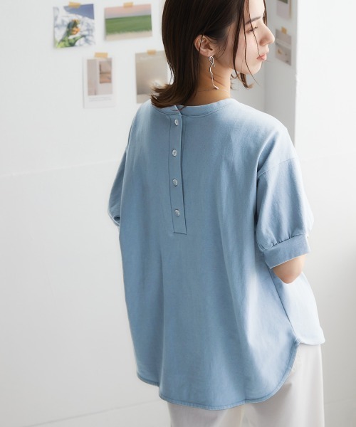 nissen(ニッセン)の「綿100%バスク後ろボタントップス(2023改良Ver.)(Tシャツ/カットソー・レディース・ブラック/グレイッシュベージュ/グレイッシュブルー/オフホワイト/ライトカーキ/ラベンダー・S~M/L~LL)」の5枚目の写真