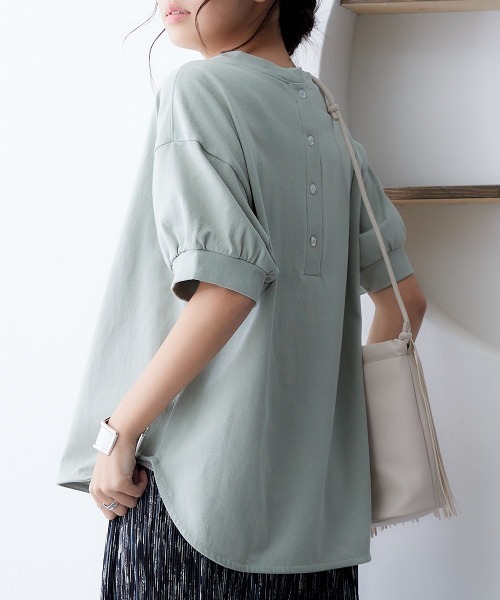 nissen(ニッセン)の「綿100%バスク後ろボタントップス(2023改良Ver.)(Tシャツ/カットソー・レディース・ブラック/グレイッシュベージュ/グレイッシュブルー/オフホワイト/ライトカーキ/ラベンダー・S~M/L~LL)」の11枚目の写真