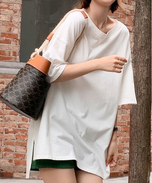 ad thie(アドティエ)の「オーバーサイズ チュニック Tシャツ(Tシャツ/カットソー・レディース・グリーン/ブルー/ライトグレー/パープル/ダークブラウン/オフホワイト/モカ/ピンクベージュ/スモーク/ベージュ/ブラウン/ブラック/ピンク系その他4/チャコール/アイボリー・FREE)」の2枚目の写真