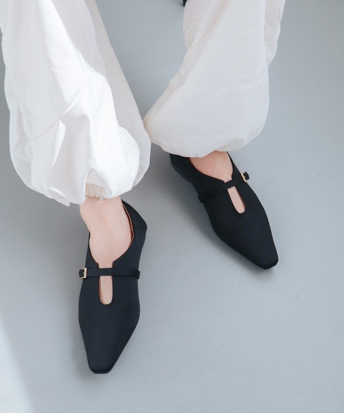 EVOL（イーボル）の「一部WEB限定カラー【EVOL】ソフトスクエアUカットベルトフラットパンプス IV5197（パンプス・レディース・ブラック/アイボリー/ゴールド/ブラック系その他/シルバー/シルバーグレー/レオパード・23.0cm/25.0cm/23.5cm/22.0cm/24.0cm/22.5cm/24.5cm）」の4枚目の写真