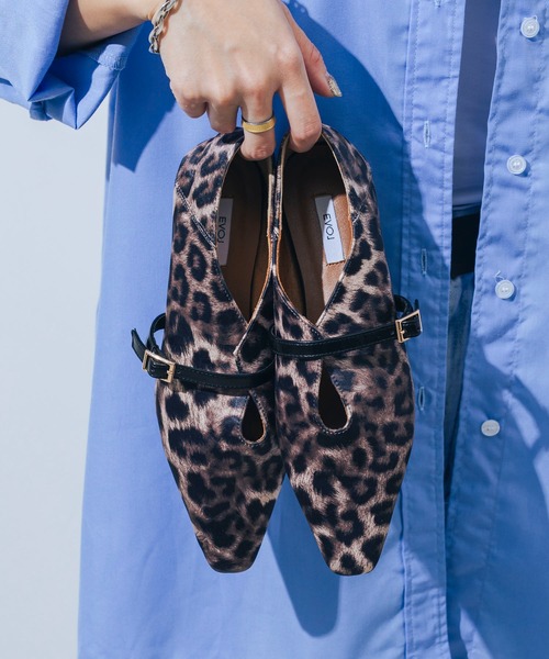 EVOL（イーボル）の「一部WEB限定カラー【EVOL】ソフトスクエアUカットベルトフラットパンプス IV5197（パンプス・レディース・ブラック/アイボリー/ゴールド/ブラック系その他/シルバー/シルバーグレー/レオパード・23.0cm/25.0cm/23.5cm/22.0cm/24.0cm/22.5cm/24.5cm）」の7枚目の写真