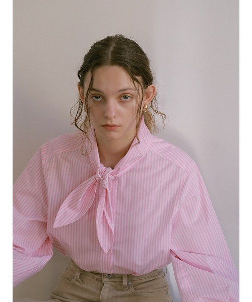 CHAROL(シャロル)の「スカーフネックストライプシャツ(シャツ/ブラウス・レディース・ブルー/ピンク・FREE)」の11枚目の写真