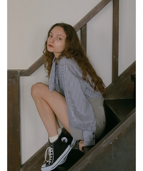 CHAROL(シャロル)の「スカーフネックストライプシャツ(シャツ/ブラウス・レディース・ブルー/ピンク・FREE)」の6枚目の写真