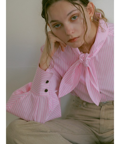 CHAROL(シャロル)の「スカーフネックストライプシャツ(シャツ/ブラウス・レディース・ブルー/ピンク・FREE)」の14枚目の写真