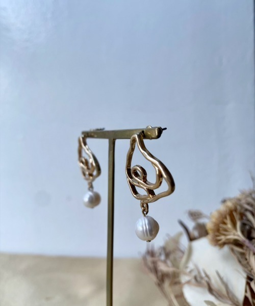 emouv by est(エモーヴバイエスト)の「emouv by est ユニークデザインパールピアス(ピアス(両耳用)・レディース・シルバー/ゴールド・FREE)」の8枚目の写真