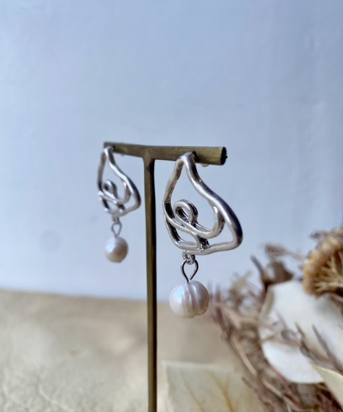 emouv by est(エモーヴバイエスト)の「emouv by est ユニークデザインパールピアス(ピアス(両耳用)・レディース・シルバー/ゴールド・FREE)」の10枚目の写真
