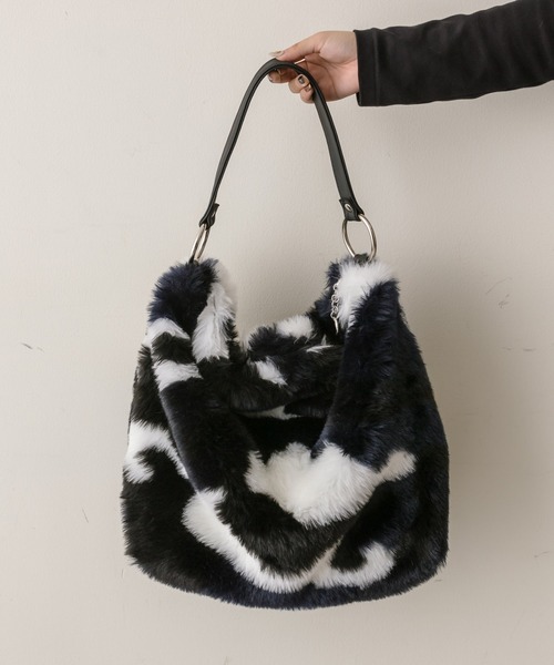 teresa cambi（テレサ・カンビ）の「【TERESA CAMBI】ear別注/迷彩柄ワンハンドルバッグ（ショルダーバッグ・レディース・ネイビー・FREE）」の2枚目の写真