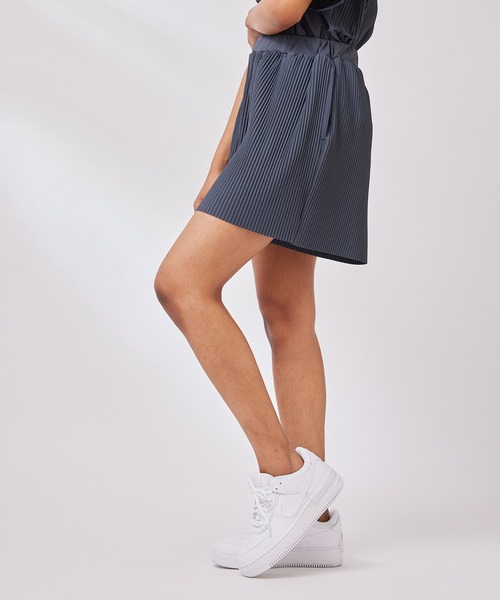 NERGY（ナージー）の「【skin wear】保湿 & 接触冷感 & 吸水速乾 OMEGASPANプリーツショーツ（その他パンツ・レディース・スミクロ/サックスブルー/グレー・FREE）」の2枚目の写真