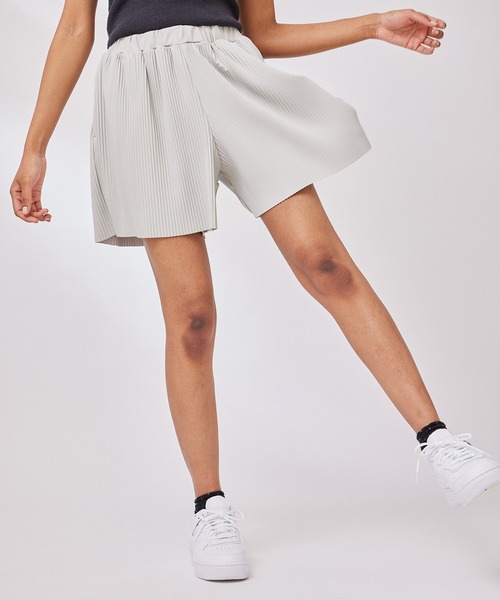 NERGY（ナージー）の「【skin wear】保湿 & 接触冷感 & 吸水速乾 OMEGASPANプリーツショーツ（その他パンツ・レディース・スミクロ/サックスブルー/グレー・FREE）」の6枚目の写真