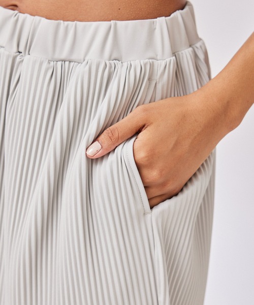 NERGY（ナージー）の「【skin wear】保湿 & 接触冷感 & 吸水速乾 OMEGASPANプリーツショーツ（その他パンツ・レディース・スミクロ/サックスブルー/グレー・FREE）」の16枚目の写真