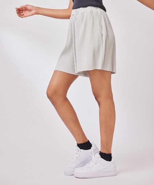 NERGY（ナージー）の「【skin wear】保湿 & 接触冷感 & 吸水速乾 OMEGASPANプリーツショーツ（その他パンツ・レディース・スミクロ/サックスブルー/グレー・FREE）」の5枚目の写真