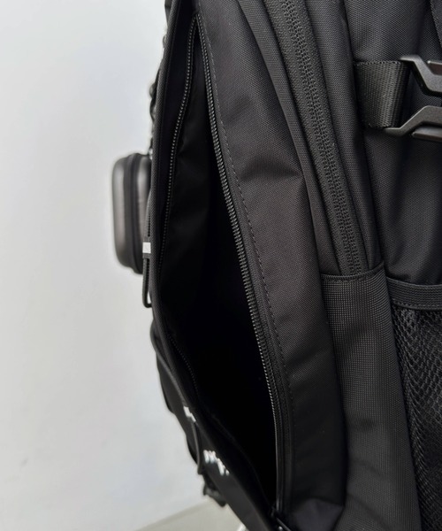 THE NORTH FACE（ザノースフェイス）の「国内未発売 THE NORTH FACE(ザ・ノースフェイス)/カラビナミニポーチ付 30L 大容量 軽量 PC収納ポケット リュック ラップトップ ビーバートン バックパック/BEAVERTON BACKPACK（バックパック/リュック・レディース・ホワイト/ブラック/ダークグレー・FREE）」の10枚目の写真