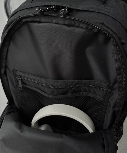 THE NORTH FACE（ザノースフェイス）の「国内未発売 THE NORTH FACE(ザ・ノースフェイス)/カラビナミニポーチ付 30L 大容量 軽量 PC収納ポケット リュック ラップトップ ビーバートン バックパック/BEAVERTON BACKPACK（バックパック/リュック・レディース・ホワイト/ブラック/ダークグレー・FREE）」の8枚目の写真