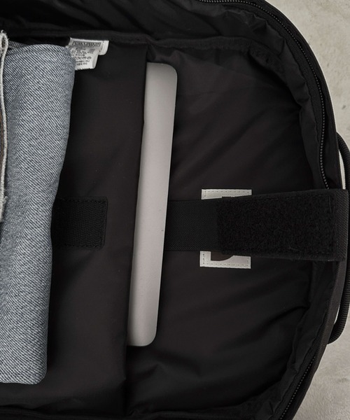 THE NORTH FACE（ザノースフェイス）の「国内未発売 THE NORTH FACE(ザ・ノースフェイス)/カラビナミニポーチ付 30L 大容量 軽量 PC収納ポケット リュック ラップトップ ビーバートン バックパック/BEAVERTON BACKPACK（バックパック/リュック・レディース・ホワイト/ブラック/ダークグレー・FREE）」の11枚目の写真