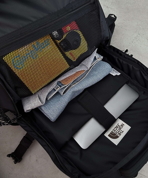 THE NORTH FACE（ザノースフェイス）の「国内未発売 THE NORTH FACE(ザ・ノースフェイス)/カラビナミニポーチ付 30L 大容量 軽量 PC収納ポケット リュック ラップトップ ビーバートン バックパック/BEAVERTON BACKPACK（バックパック/リュック・レディース・ホワイト/ブラック/ダークグレー・FREE）」の9枚目の写真