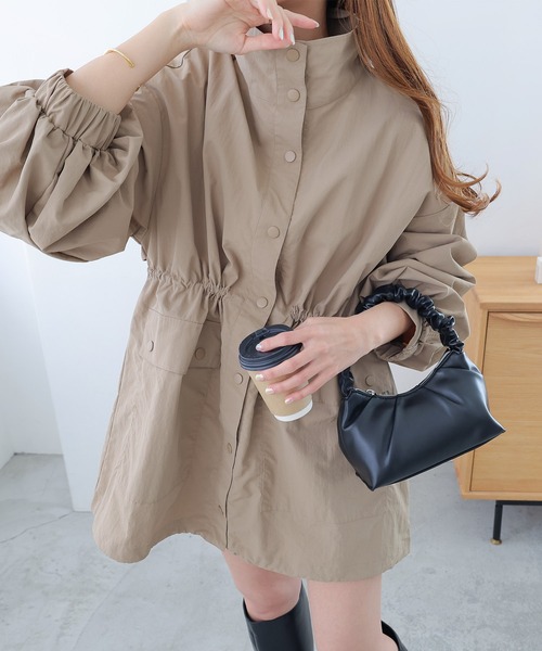 andme（アンドミー）の「ヘビーナイロンスタンドカラーマウンテンパーカー（その他アウター・レディース・ライトカーキ/ベージュ/ブラック・M）」の2枚目の写真