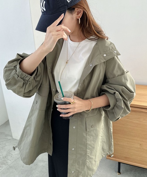 andme（アンドミー）の「ヘビーナイロンスタンドカラーマウンテンパーカー（その他アウター・レディース・ライトカーキ/ベージュ/ブラック・M）」の4枚目の写真