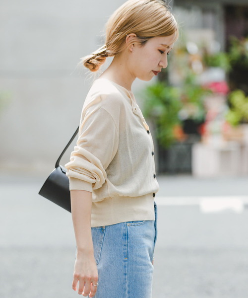 ITEMS URBANRESEARCH（アイテムズ アーバンリサーチ）の「シアークルーネックショートカーディガン（カーディガン/ボレロ・レディース・ブラック/オフホワイト/ブルー・FREE）」の8枚目の写真