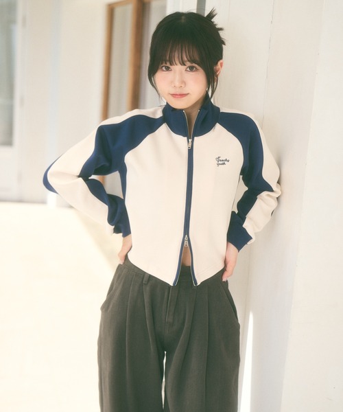 Ada.(エイダ)の「<Peachyyouth × Ada.>ヘムシャープ ダブルジップ クロップド トラックジャケット(ブルゾン・レディース・アイボリー/グレー系・S/M)」の14枚目の写真