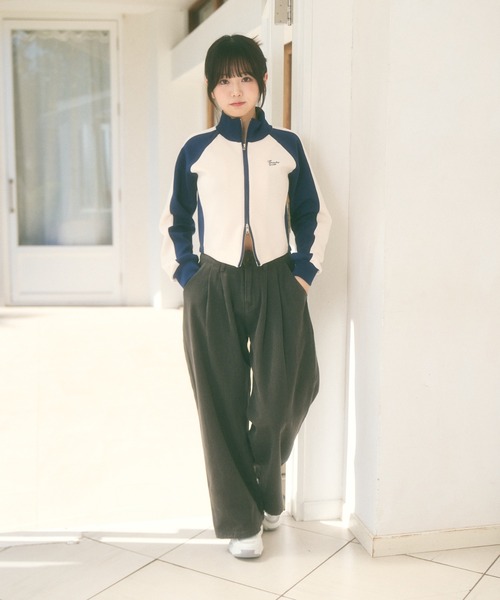 Ada.(エイダ)の「<Peachyyouth × Ada.>ヘムシャープ ダブルジップ クロップド トラックジャケット(ブルゾン・レディース・アイボリー/グレー系・S/M)」の17枚目の写真