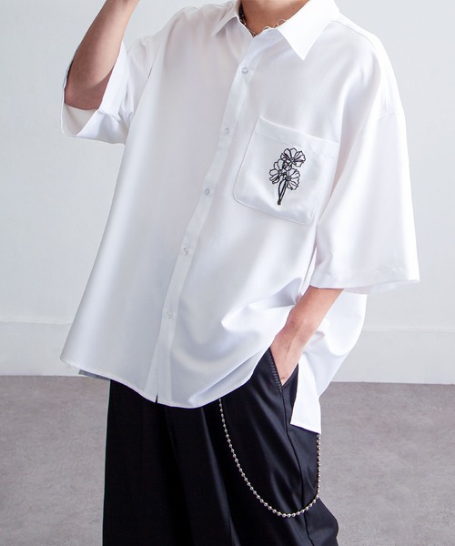 NILWAY（ニルウェイ）の「刺繍デザイン オーバーサイズ ドレープレギュラー半袖シャツ/刺繍 オーバーサイズレギュラーカラーシャツ（シャツ/ブラウス・メンズ・ホワイト/ライトグレー/ネイビー/ブラック/チャコールグレー・MEDIUM/LARGE）」の2枚目の写真