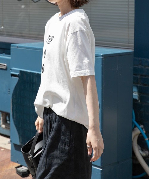 FORK&SPOON（フォークアンドスプーン）の「FORK&SPOON　フロッキーロゴプリントTシャツ（Tシャツ/カットソー・レディース・オフホワイト/チャコールグレー・1）」の5枚目の写真