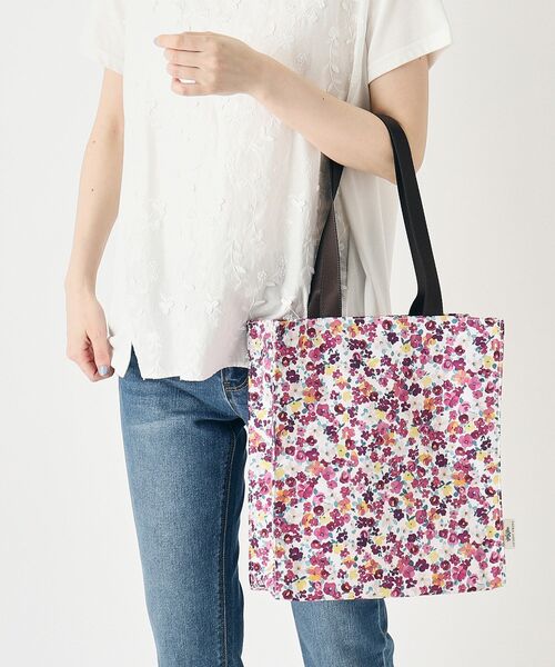 LAURA ASHLEY(ローラアシュレイ)の「【一部店舗限定/A4収納可/天面ファスナー】アンクロフト ディッツィー柄 スクエアトートM(トートバッグ・レディース・グリーン系その他2/ピンク系5・00)」の2枚目の写真