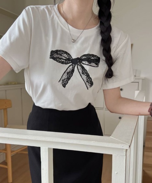 Diosfront(ディオスフロント)の「プリントリボン半袖Tシャツ(Tシャツ/カットソー・レディース・ホワイト/ブラック/グレー・FREE)」の2枚目の写真