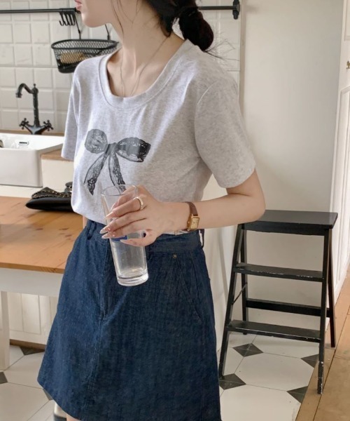 Diosfront(ディオスフロント)の「プリントリボン半袖Tシャツ(Tシャツ/カットソー・レディース・ホワイト/ブラック/グレー・FREE)」の5枚目の写真