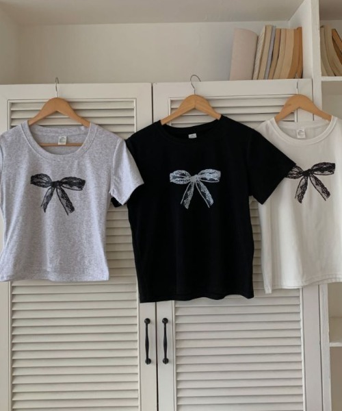 Diosfront(ディオスフロント)の「プリントリボン半袖Tシャツ(Tシャツ/カットソー・レディース・ホワイト/ブラック/グレー・FREE)」の7枚目の写真
