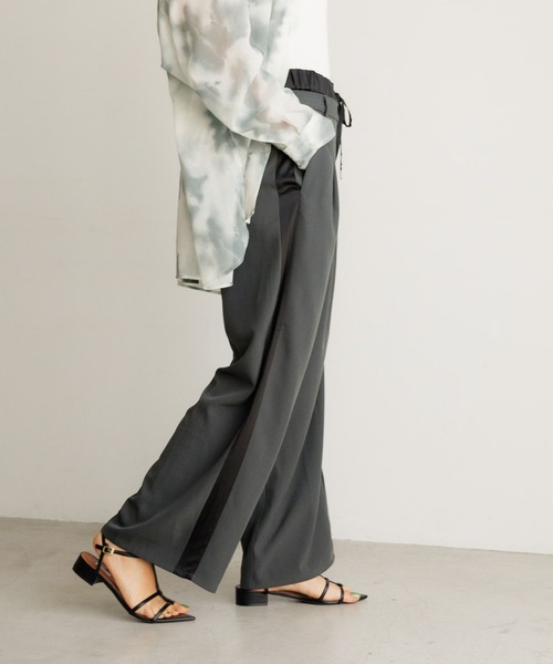 BAYFLOW（ベイフロー）の「[シワになりにくい]Wウエストワイドラインパンツ（その他パンツ・レディース・グレイッシュベージュ/チャコール/モカ・SMALL/MEDIUM）」の7枚目の写真