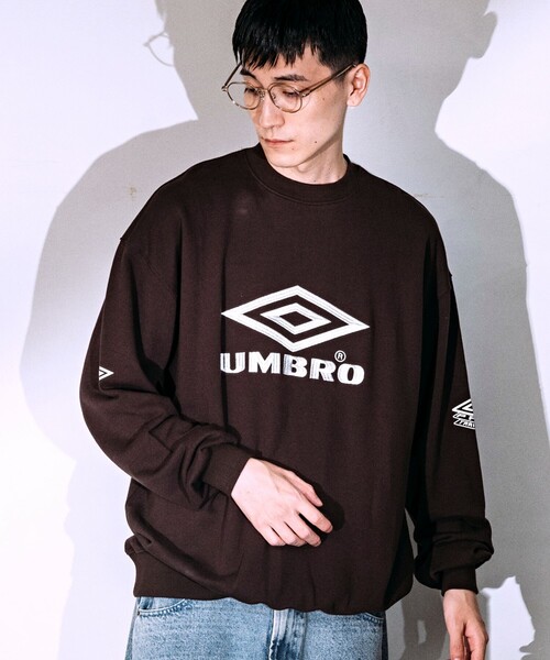 UMBRO（アンブロ）の「UMBRO/アンブロ SP BIG Logo Sweat/別注 ビッグロゴ クルーネックスウェット/刺繍ロゴ（スウェット・メンズ・グレー/ブラウン/ブラック/ホワイト・MEDIUM/LARGE/X-LARGE）」の4枚目の写真
