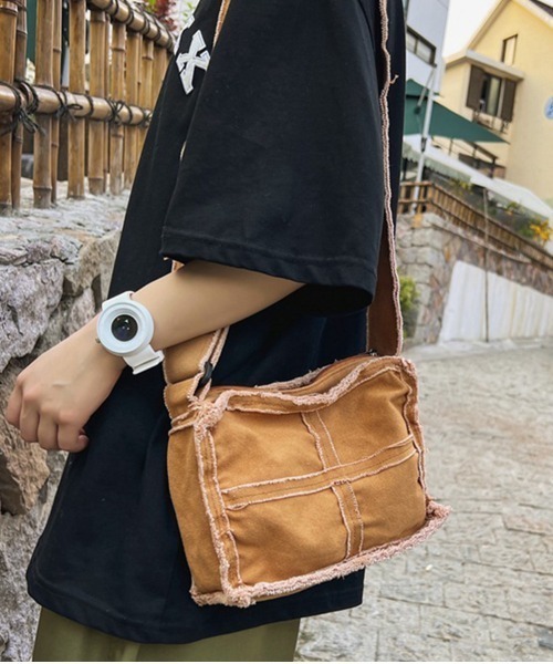 Coo+i(クーイ)の「ダメージ加工キャンパスミニショルダーバッグ(ショルダーバッグ・レディース・ブルー/ブラック/カーキ/ライトブルー/ホワイト/ブラウン・FREE)」の3枚目の写真