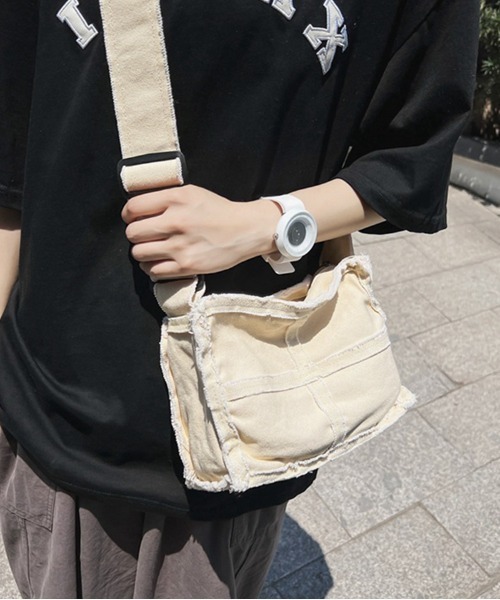 Coo+i(クーイ)の「ダメージ加工キャンパスミニショルダーバッグ(ショルダーバッグ・レディース・ブルー/ブラック/カーキ/ライトブルー/ホワイト/ブラウン・FREE)」の1枚目の写真