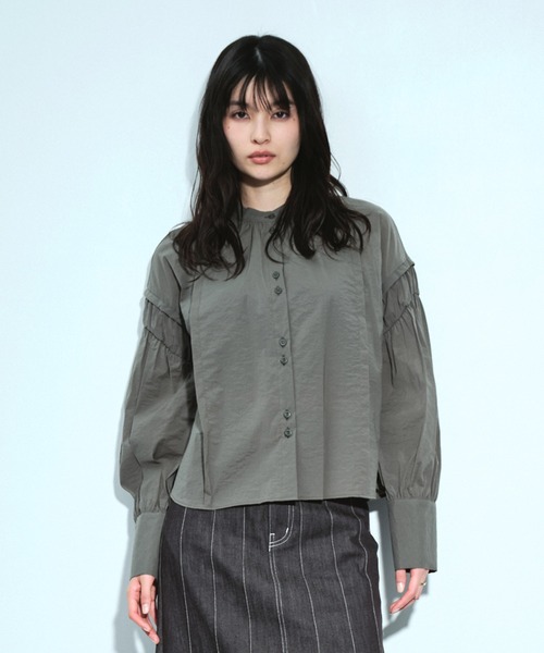 UNITED TOKYO（ユナイテッドトウキョウ）の「ボリュームスリーブギャザーブラウス｜ウォッシャブル/撥水/ストレッチ/春服（シャツ/ブラウス・レディース・ホワイト/カーキ・FREE）」の9枚目の写真