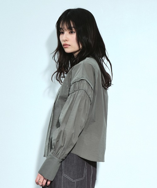 UNITED TOKYO（ユナイテッドトウキョウ）の「ボリュームスリーブギャザーブラウス｜ウォッシャブル/撥水/ストレッチ/春服（シャツ/ブラウス・レディース・ホワイト/カーキ・FREE）」の8枚目の写真