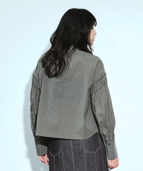 UNITED TOKYO（ユナイテッドトウキョウ）の「ボリュームスリーブギャザーブラウス｜ウォッシャブル/撥水/ストレッチ/春服（シャツ/ブラウス・レディース・ホワイト/カーキ・FREE）」の7枚目の写真
