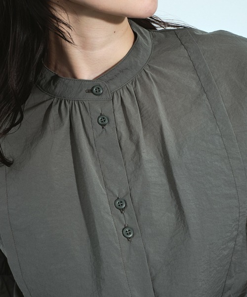 UNITED TOKYO（ユナイテッドトウキョウ）の「ボリュームスリーブギャザーブラウス｜ウォッシャブル/撥水/ストレッチ/春服（シャツ/ブラウス・レディース・ホワイト/カーキ・FREE）」の4枚目の写真