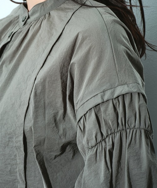 UNITED TOKYO（ユナイテッドトウキョウ）の「ボリュームスリーブギャザーブラウス｜ウォッシャブル/撥水/ストレッチ/春服（シャツ/ブラウス・レディース・ホワイト/カーキ・FREE）」の5枚目の写真