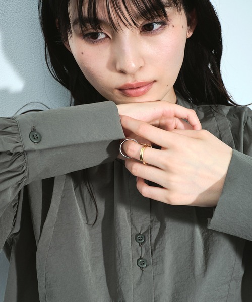 UNITED TOKYO（ユナイテッドトウキョウ）の「ボリュームスリーブギャザーブラウス｜ウォッシャブル/撥水/ストレッチ/春服（シャツ/ブラウス・レディース・ホワイト/カーキ・FREE）」の3枚目の写真